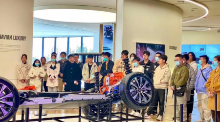 swag合集
师生一行赴沃尔沃成都工厂参观